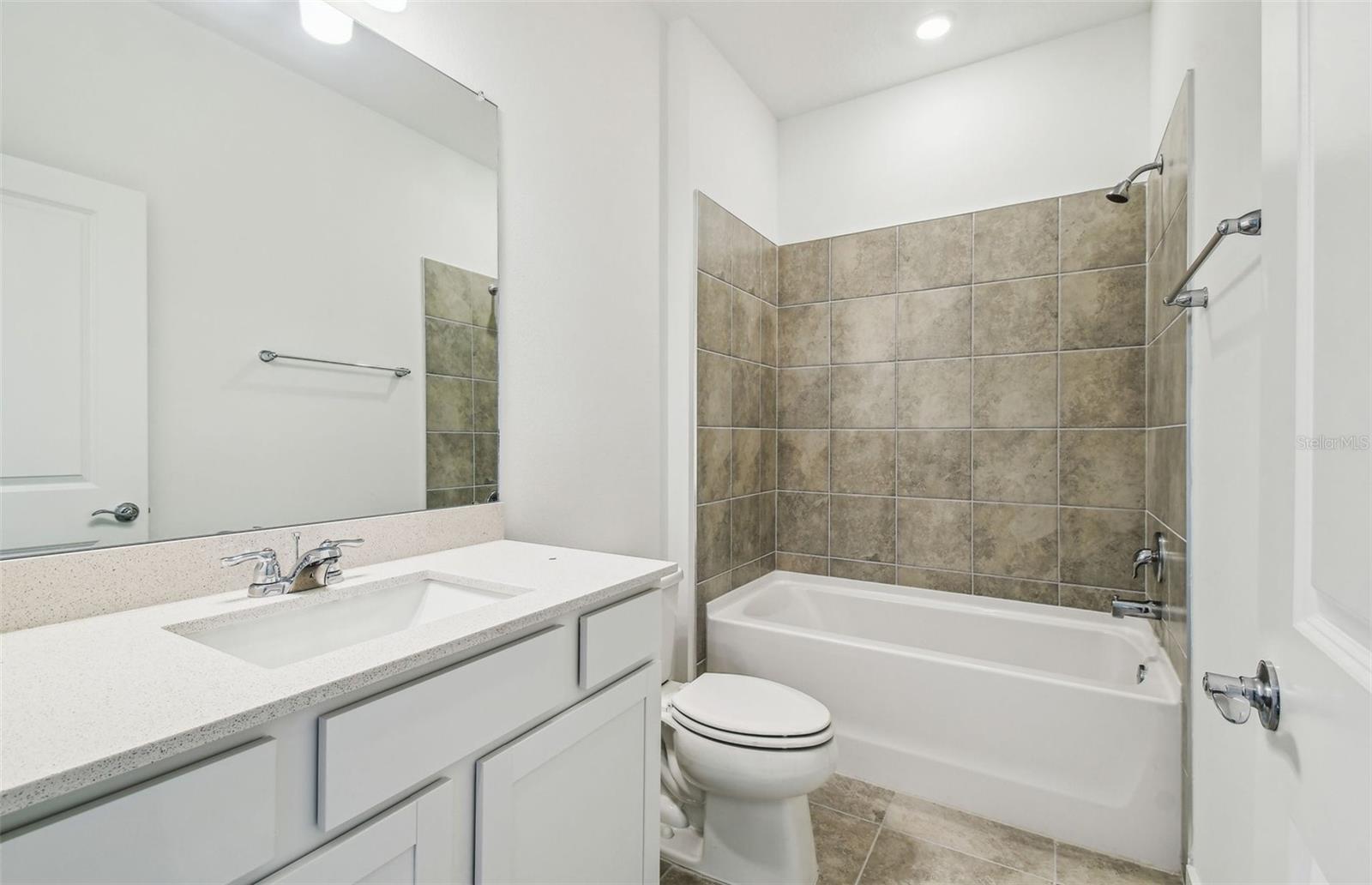 2nd Bathroom w/ Shower/tub