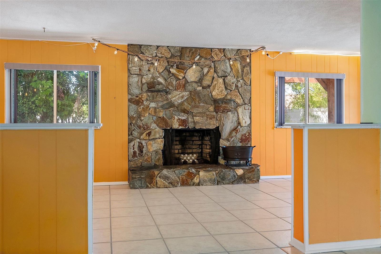 WORKING FIREPLACE IN FAMILY ROOM or DINING ROOM