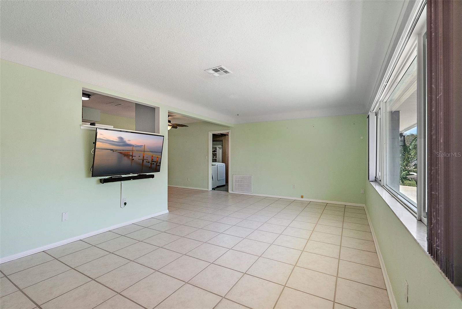 LIGHT AND BRIGHT LIVING ROOM