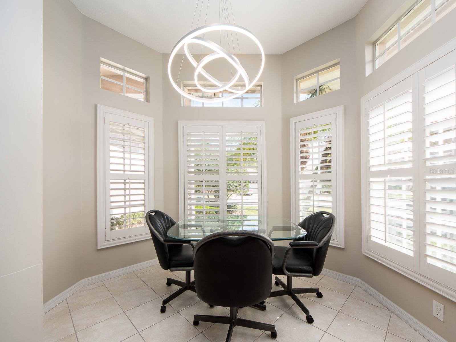 EAT IN KITCHEN WITH DESIGNER LIGHTING