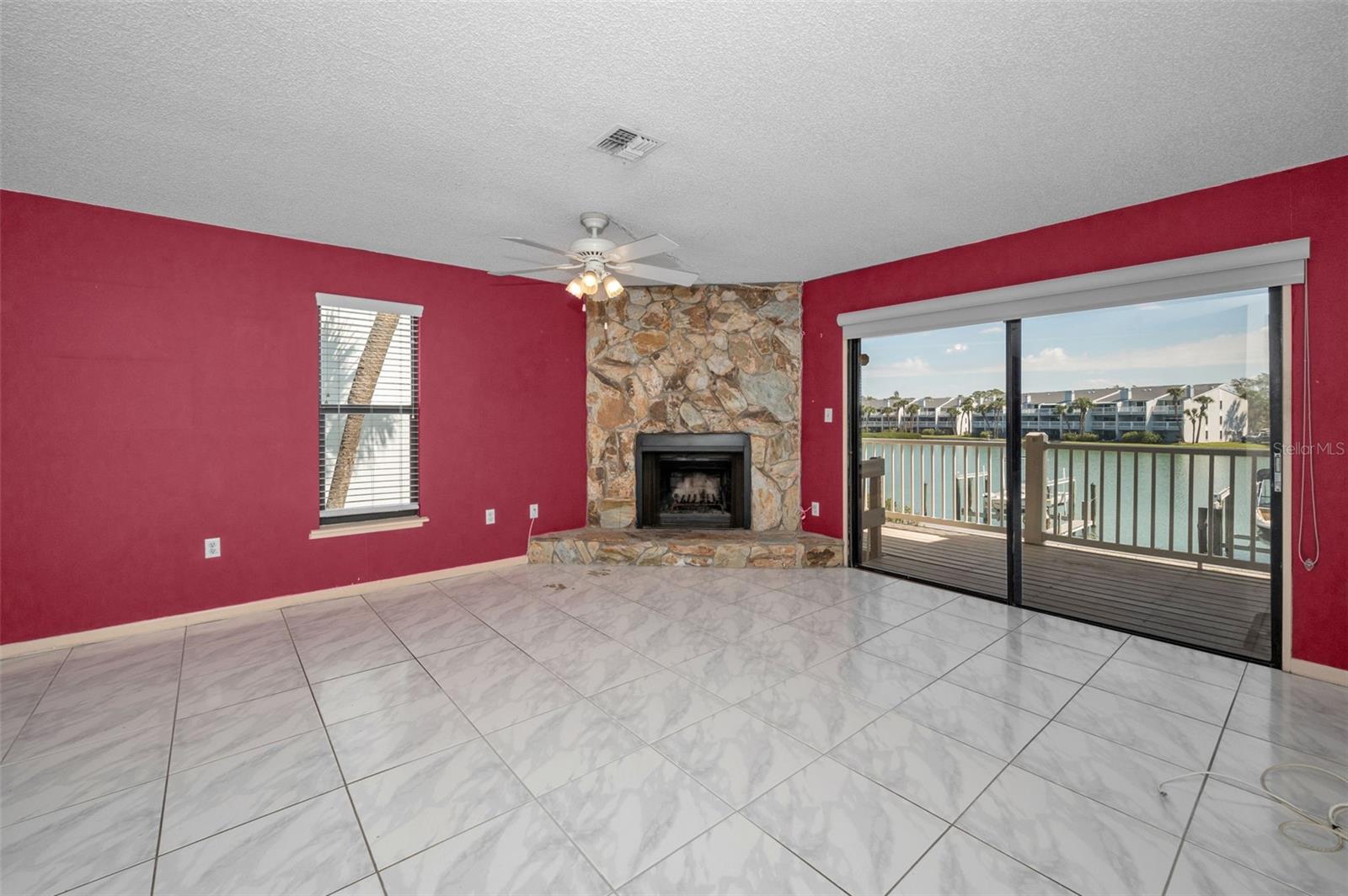 Living room with Fireplace