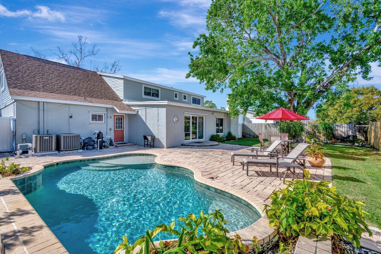 What a great pool and yard to cool off after a day on the boat.