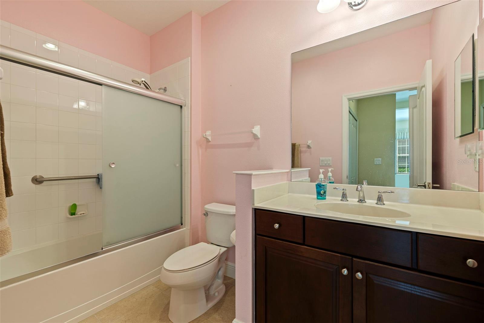 Secondary bathroom with tub/shower