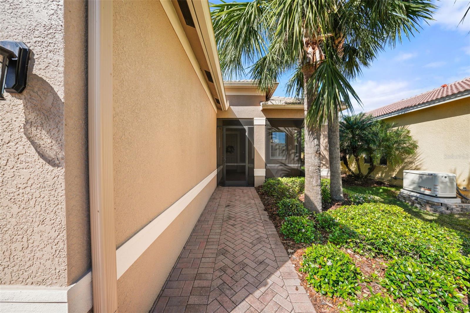 LOVELY SCREENED ENTRYWAY