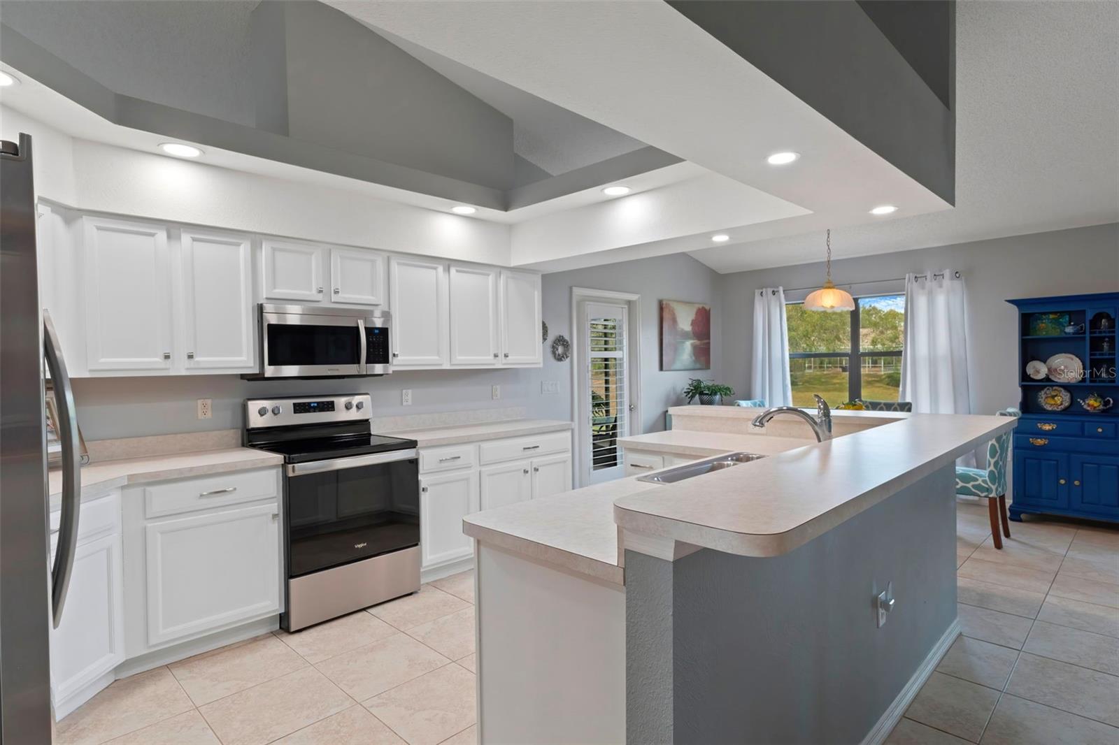 Large Kitchen . Counters