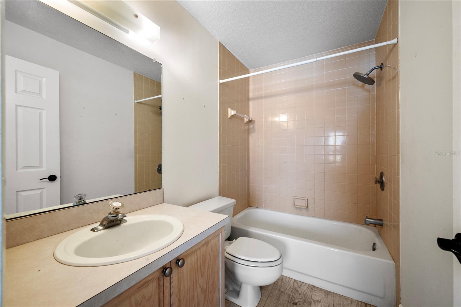 Second bedroom ensuite bathroom