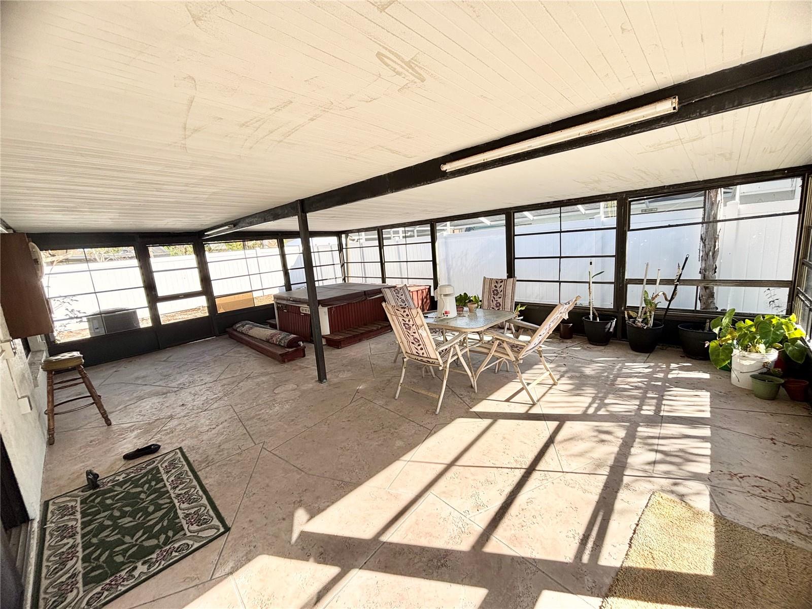 Spacious lanai with Jacuzzi tub