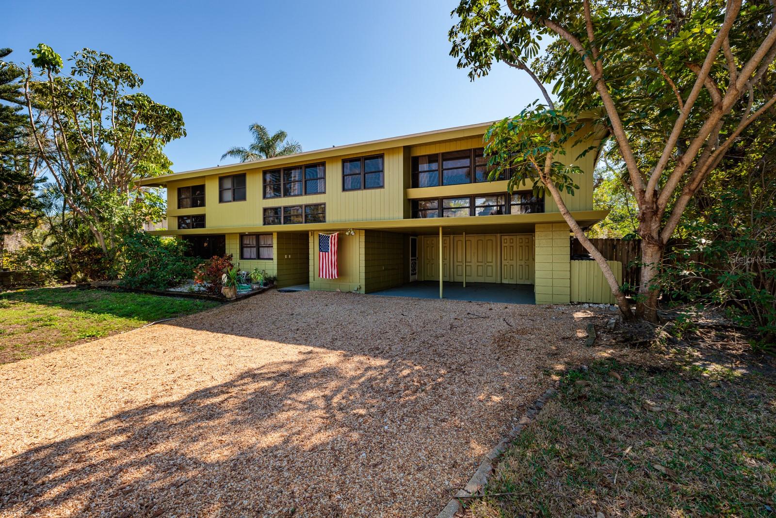 One of only 12 Vision-aire homes left in neighborhood.