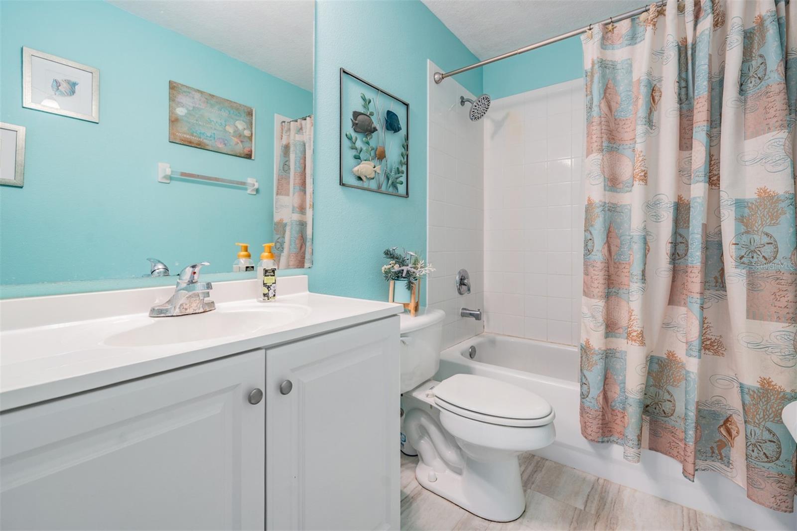 Hall/guest bathroom with tub/shower combo