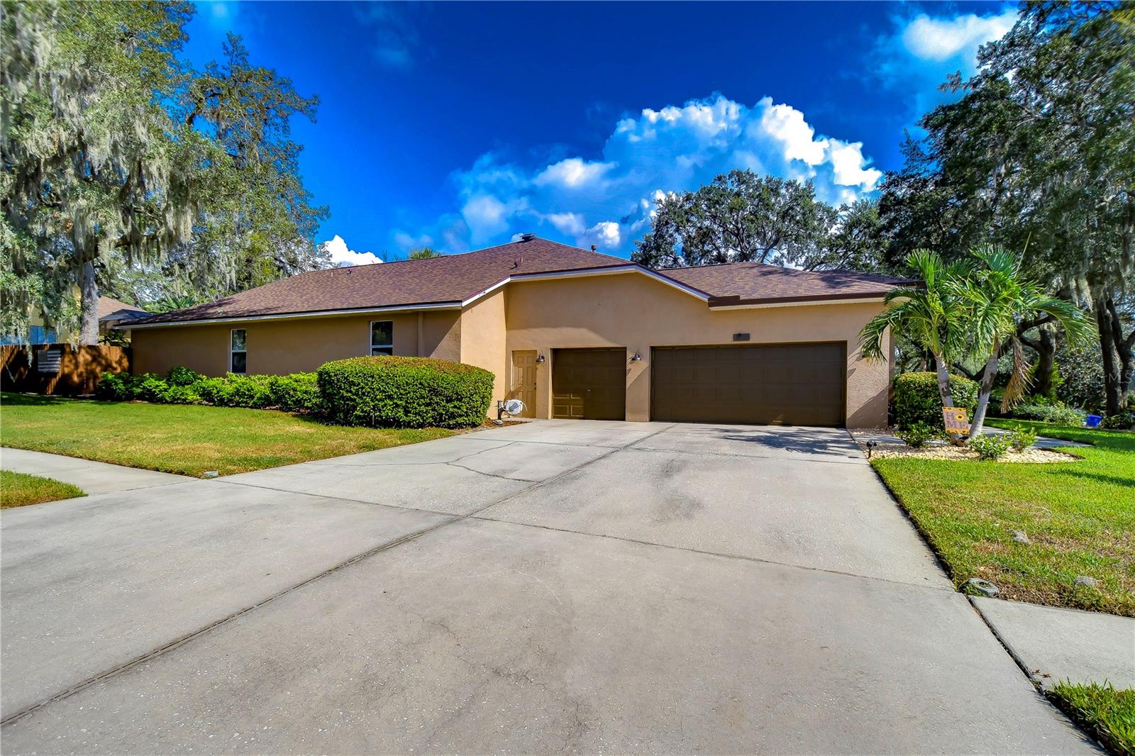 Spacious driveway