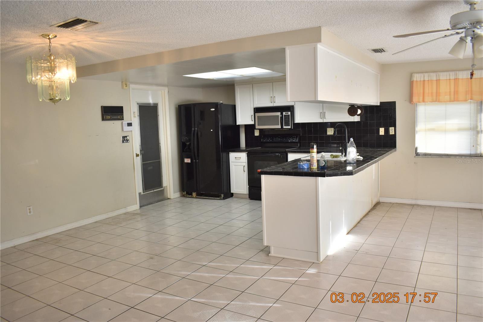 KITCHEN/DINING ROOM