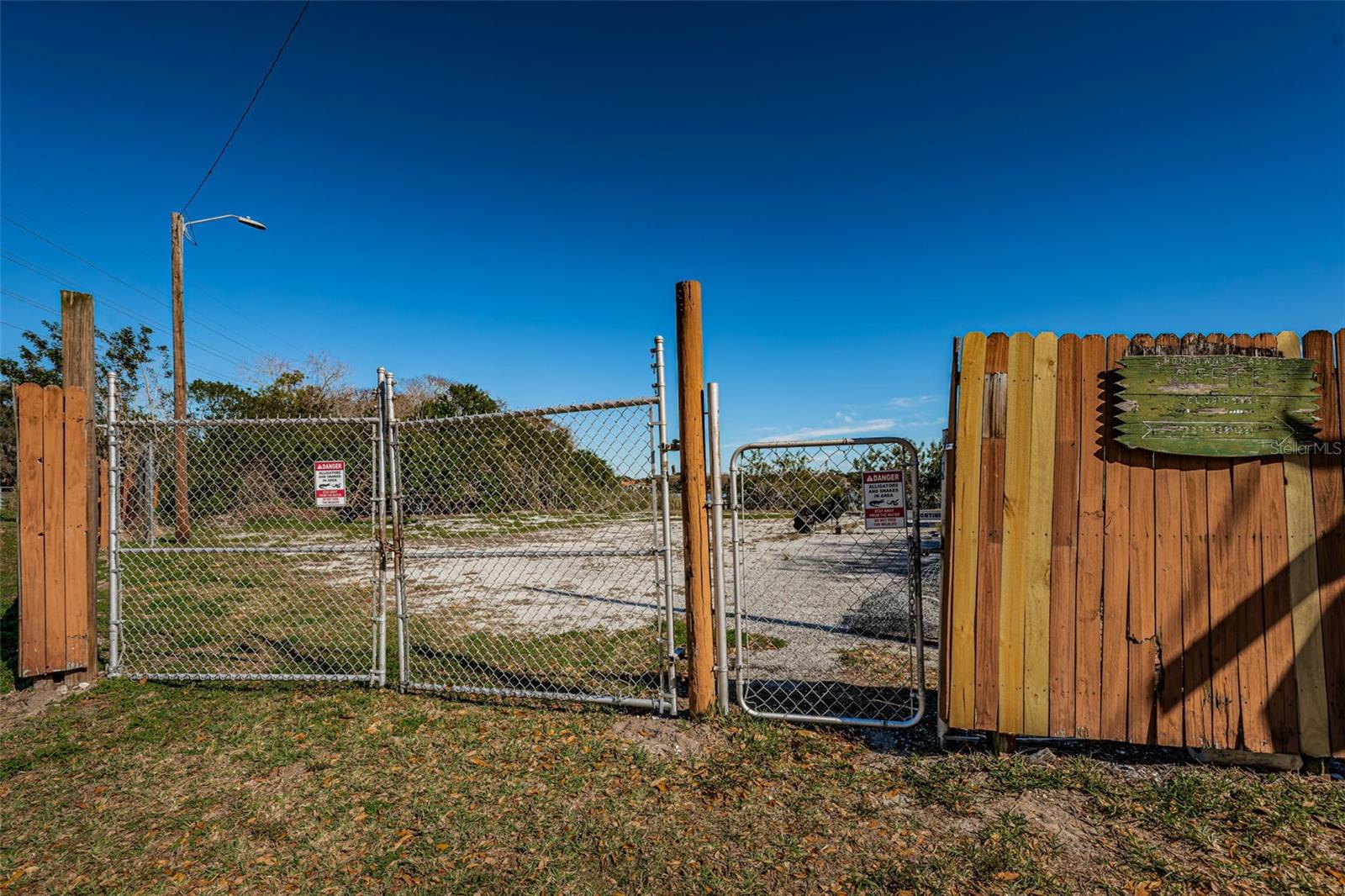 Private Neighborhood Storage Lot and Dock826 Paradise Blvd