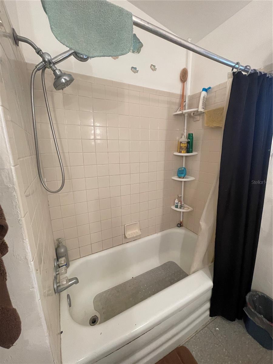 SHOWER/TUB