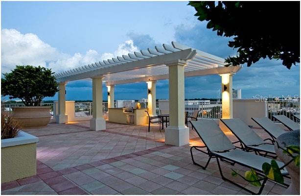 6th floor pool and barbeque area