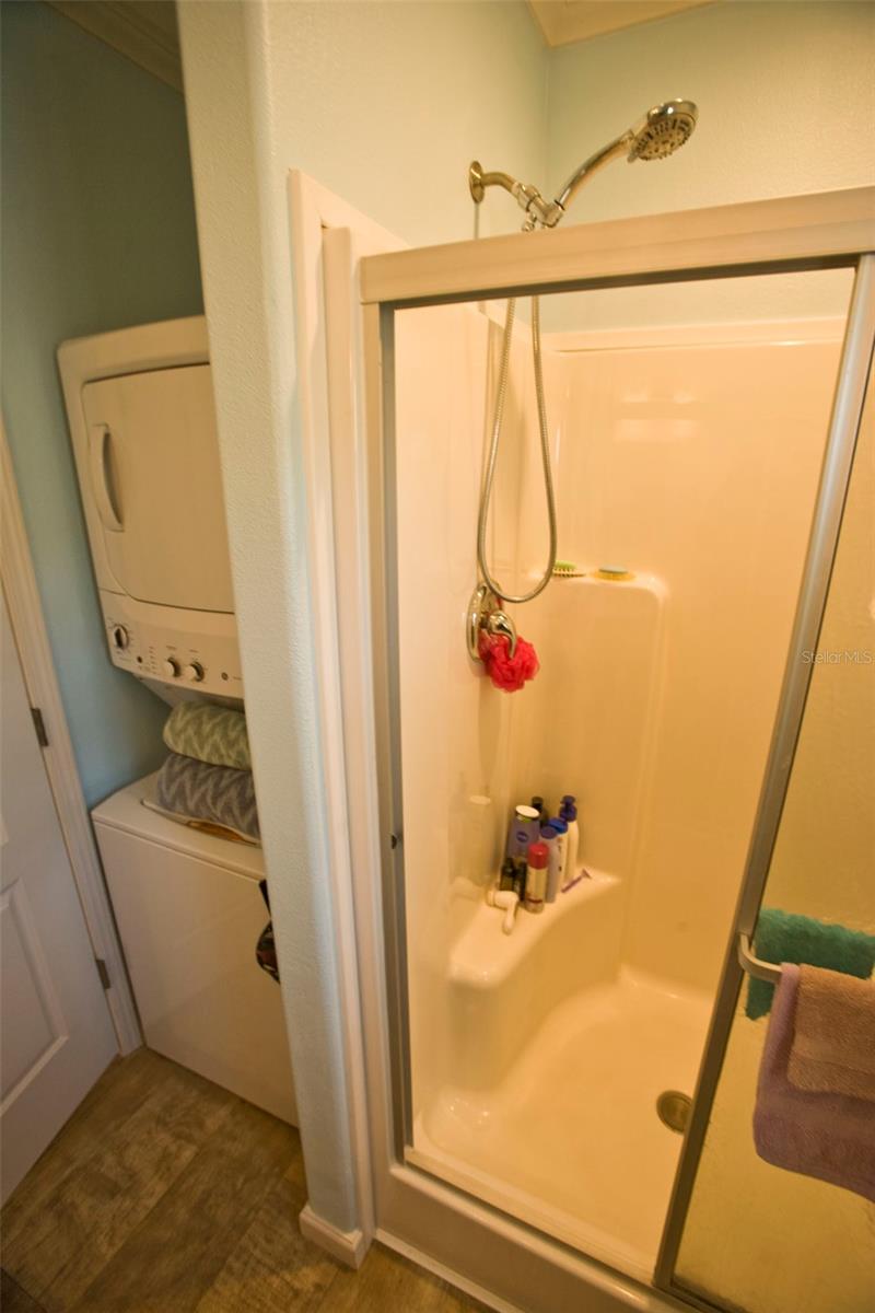 Washer/dryer & walk-in shower