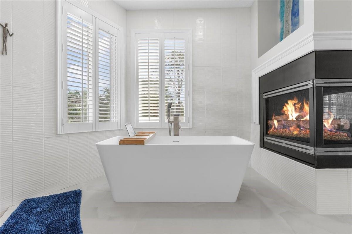 Soaker tub with low maintenance gas fireplace