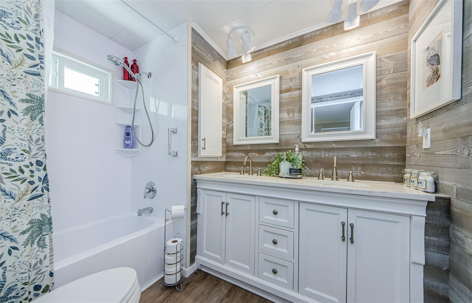 Dual sinks, Tub and shower