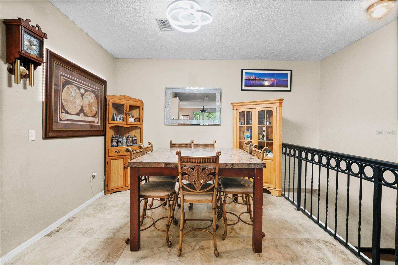 SPACIOUS DINING AREA