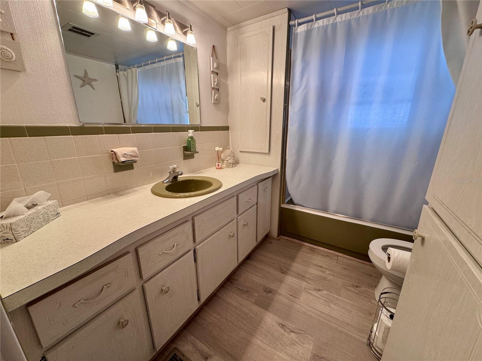 Full bathroom located in the hall