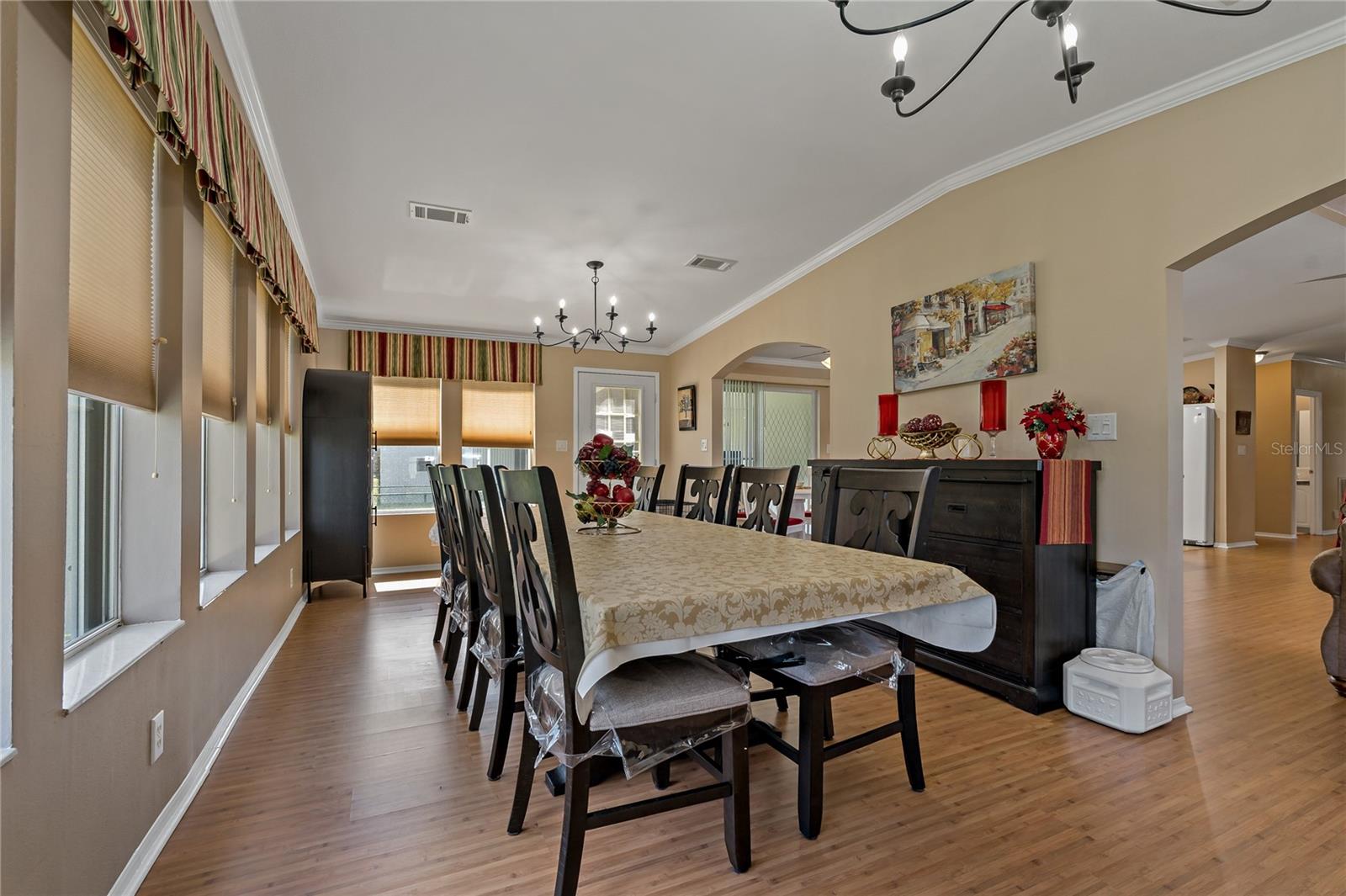 VERY SPACIOUS DINING ROOM