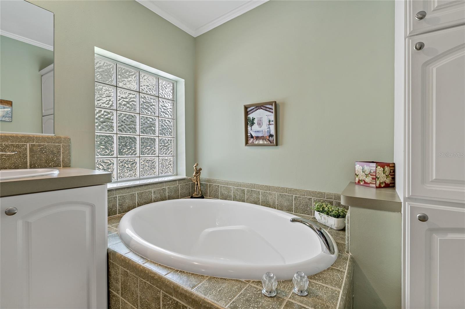 SOAKING TUB IN PRIMARY BATHROOM