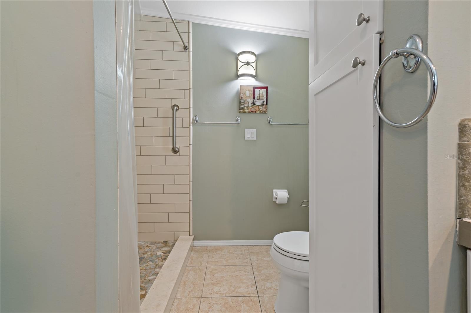 SPACIOUS PRIMARY BATHROOM