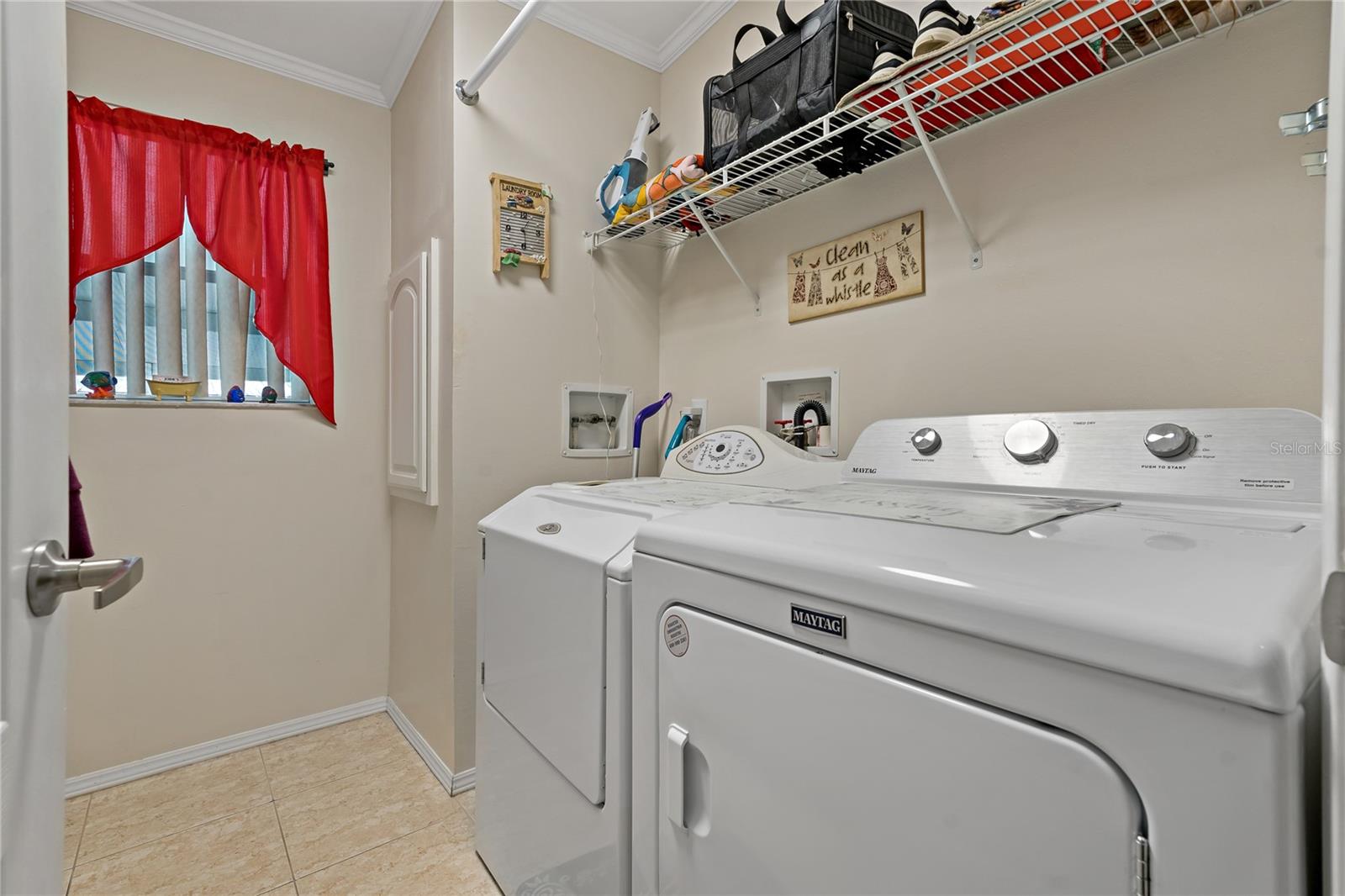 GREAT SIZE LAUNDRY ROOM