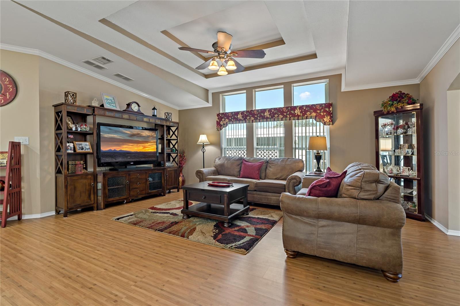 SPACIOUS LIVING ROOM