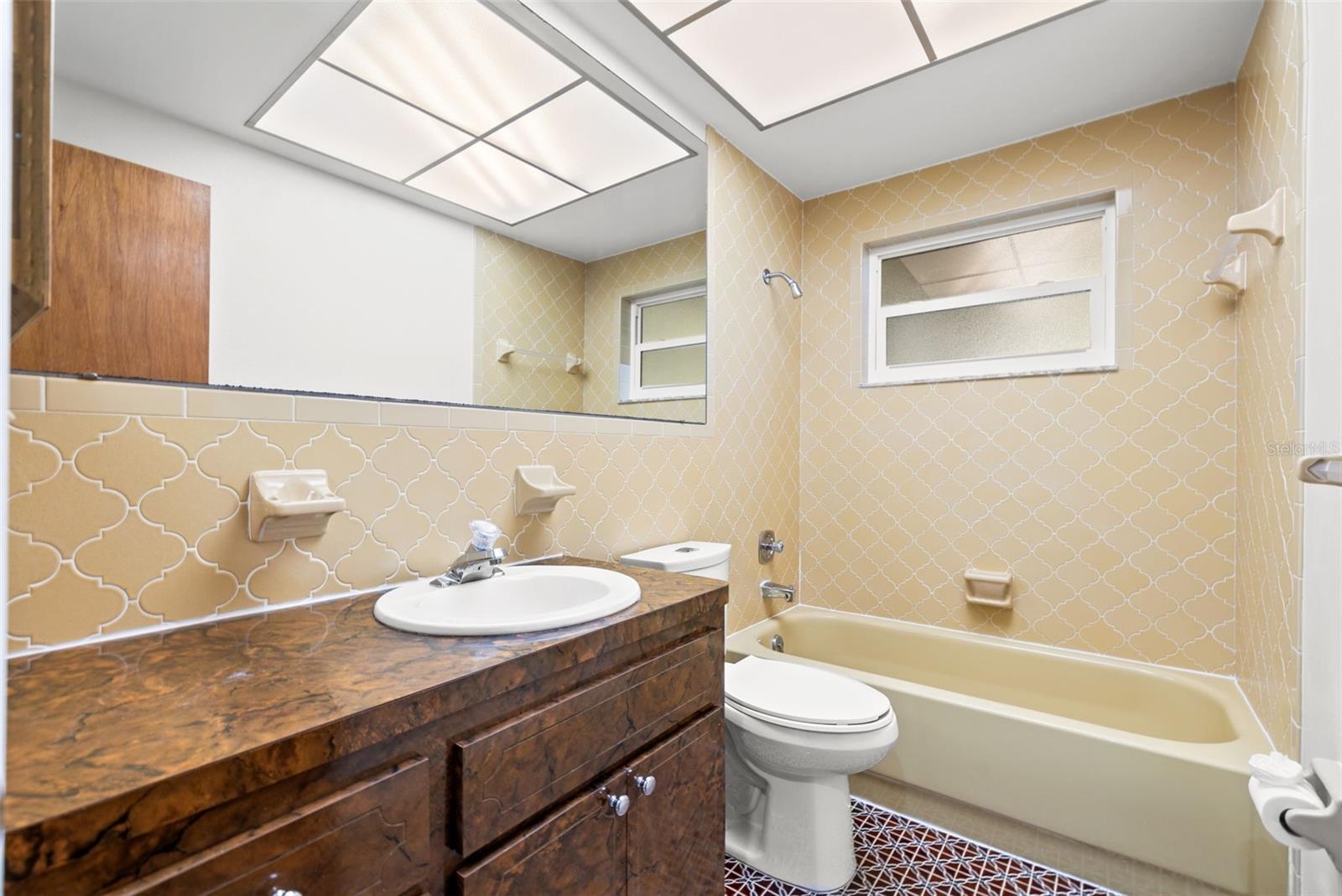 Original vintage second bathroom