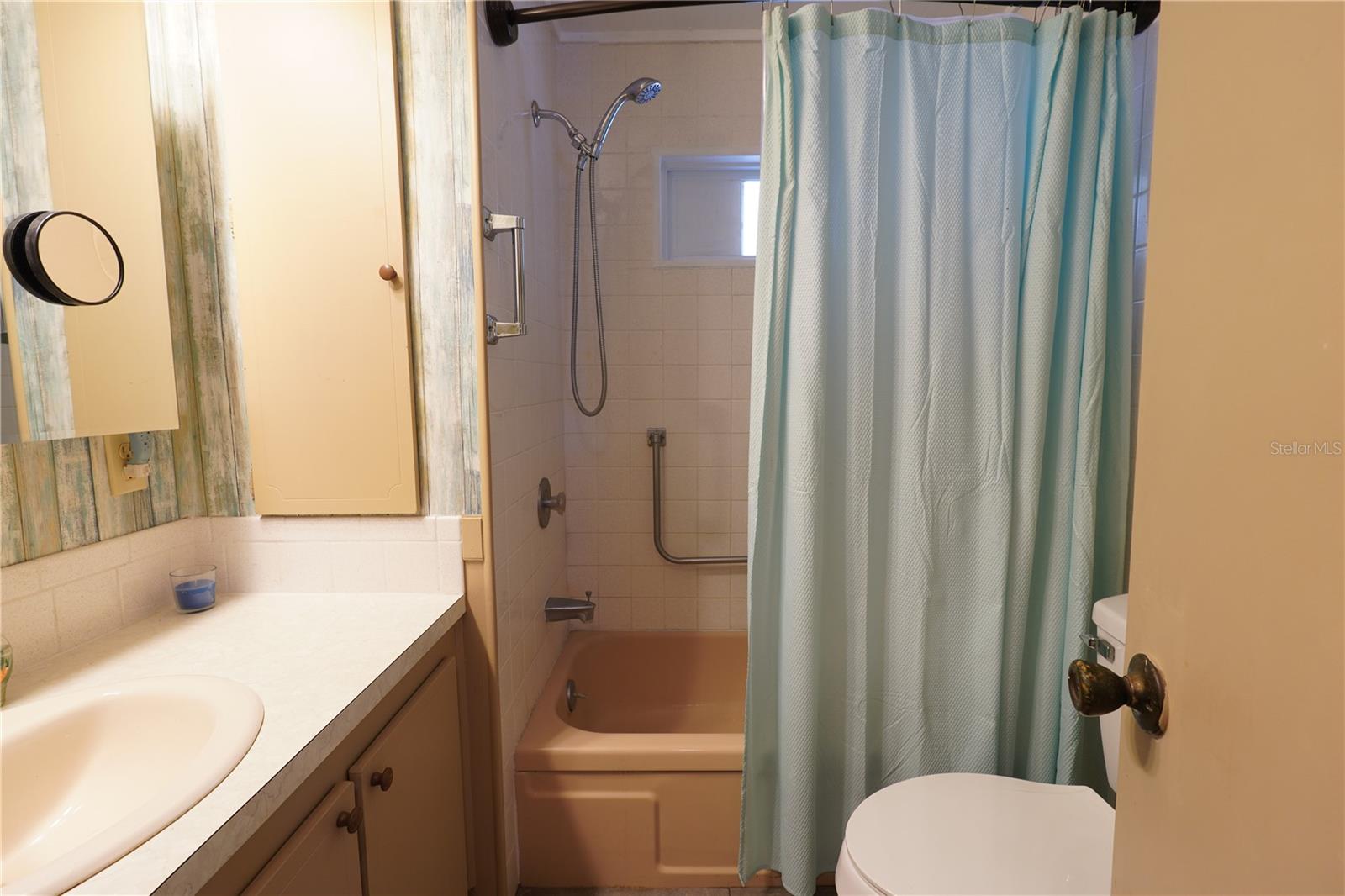 Bathroom Tub & Shower