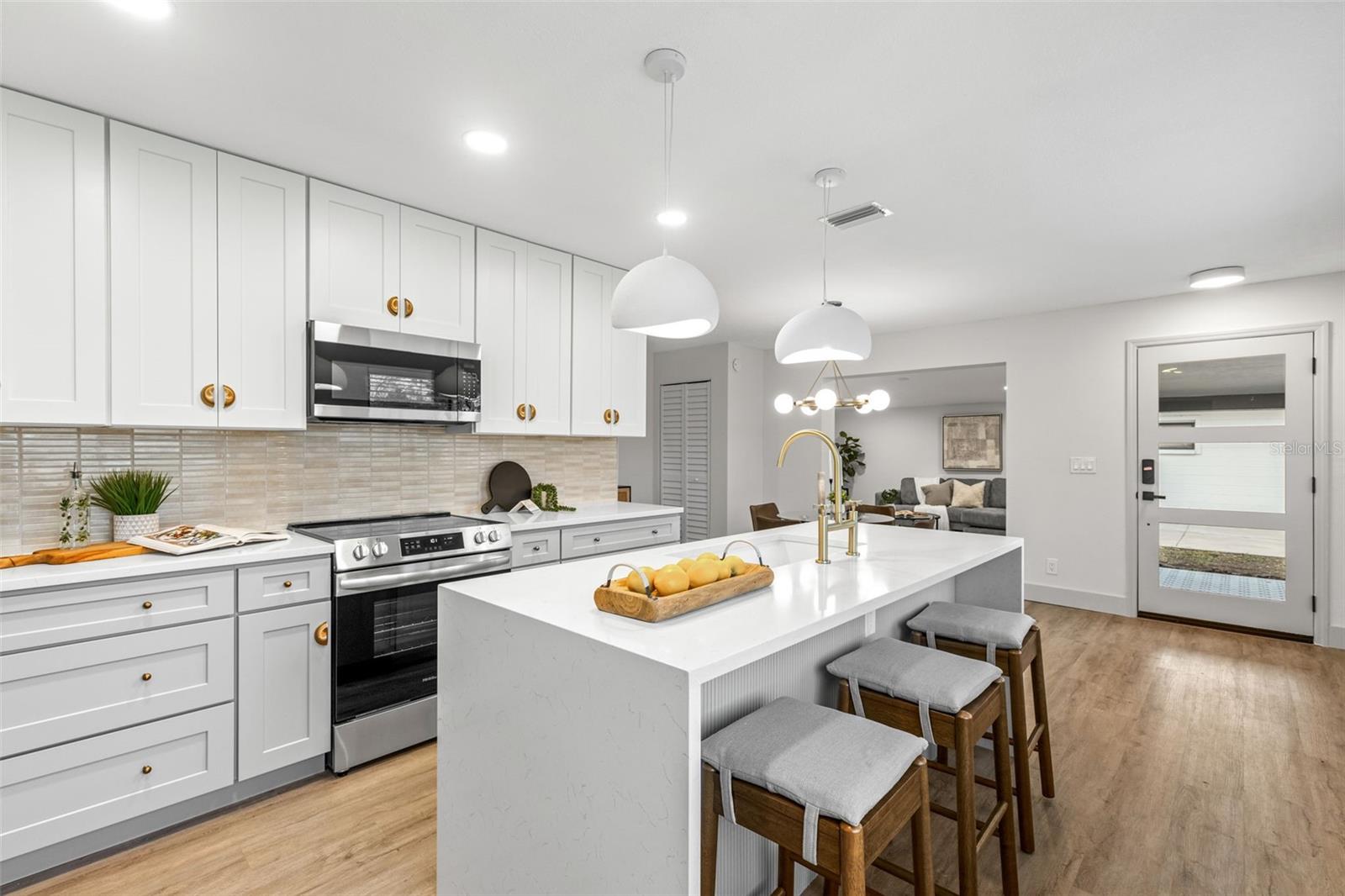 Center island with Quartzwaterfall edges and breakfast bar