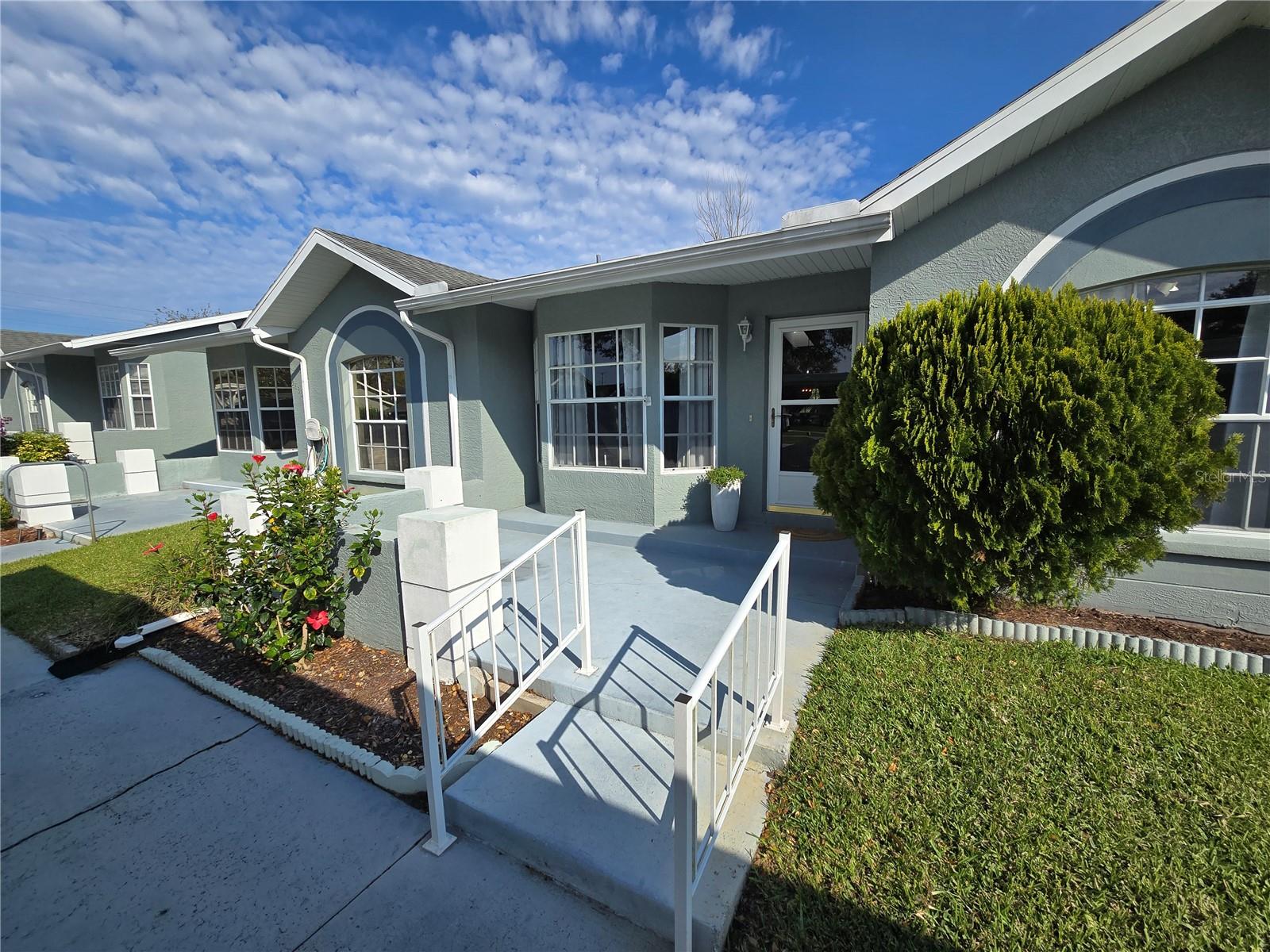 Fron Porch/patio