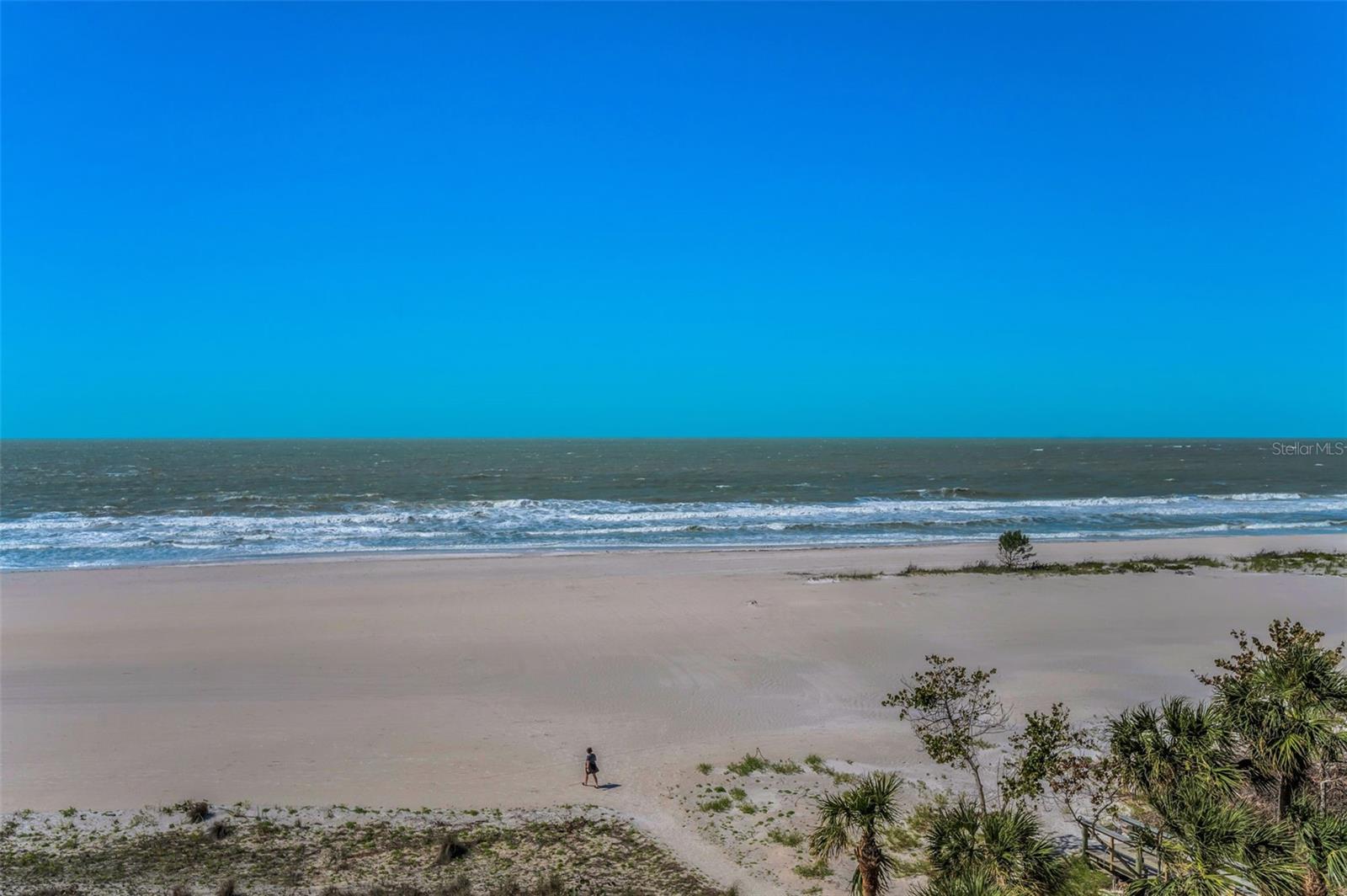 Balcony View of the Private Sugary Sands of the Gulf of Mexico!