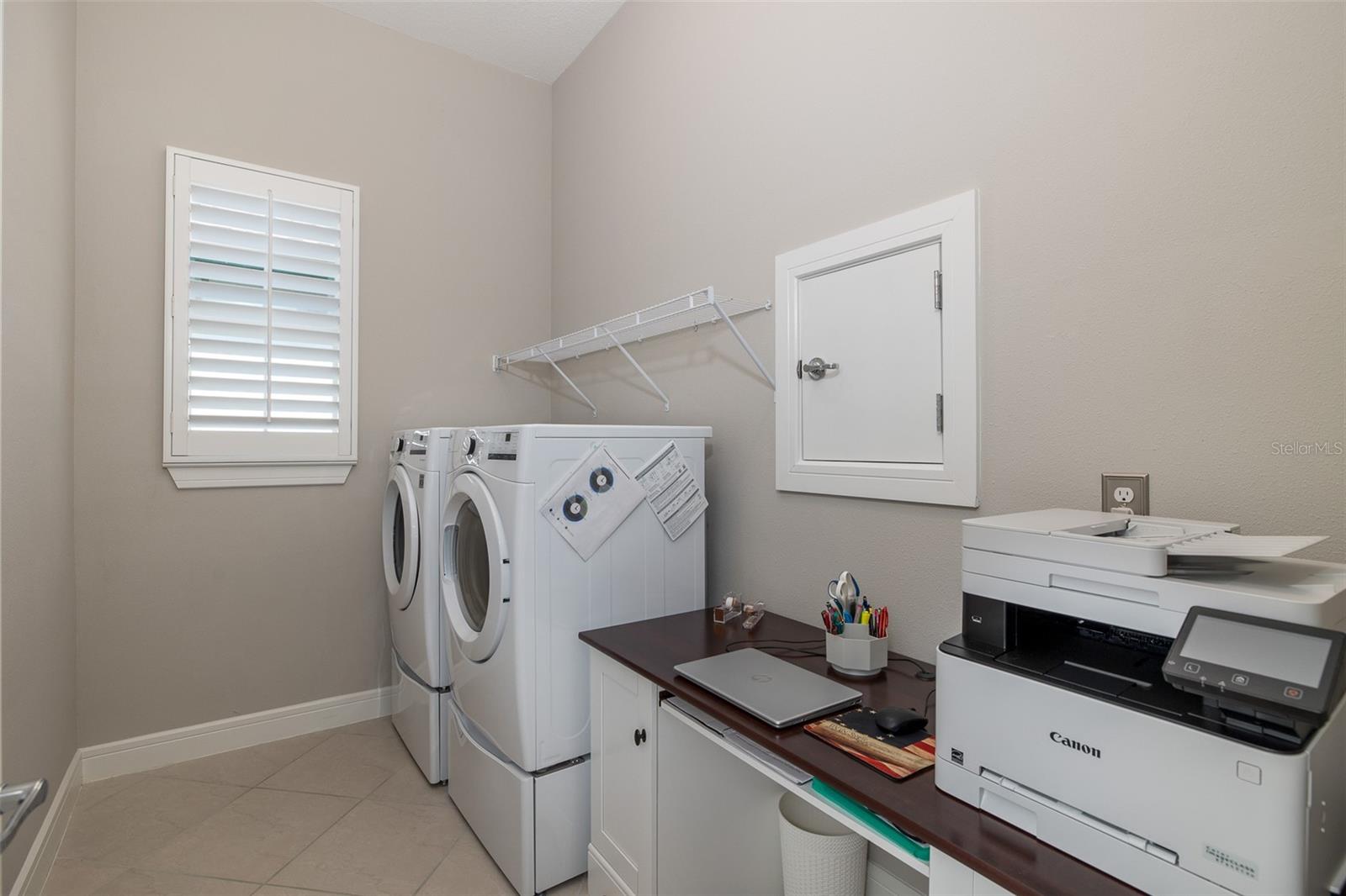 BIG LAUNDRY ROOM