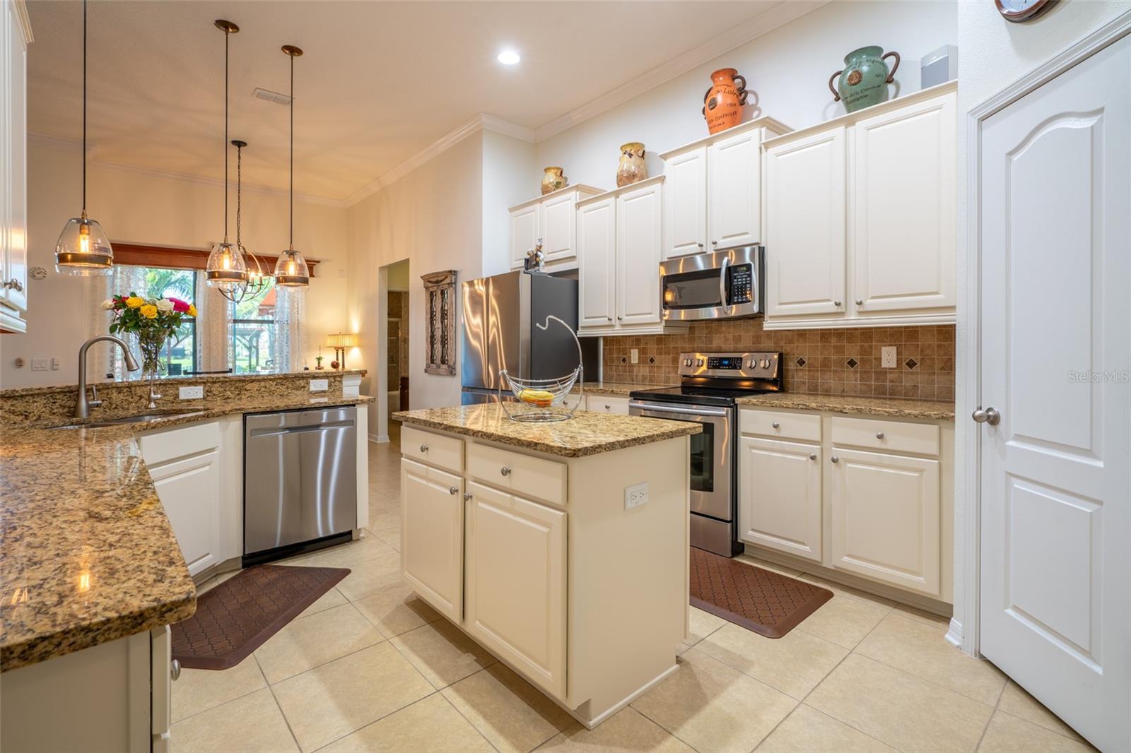 SPACIOUS KITCHEN WITH PENDANT LIGHTS OVER BREAKFAST BAR