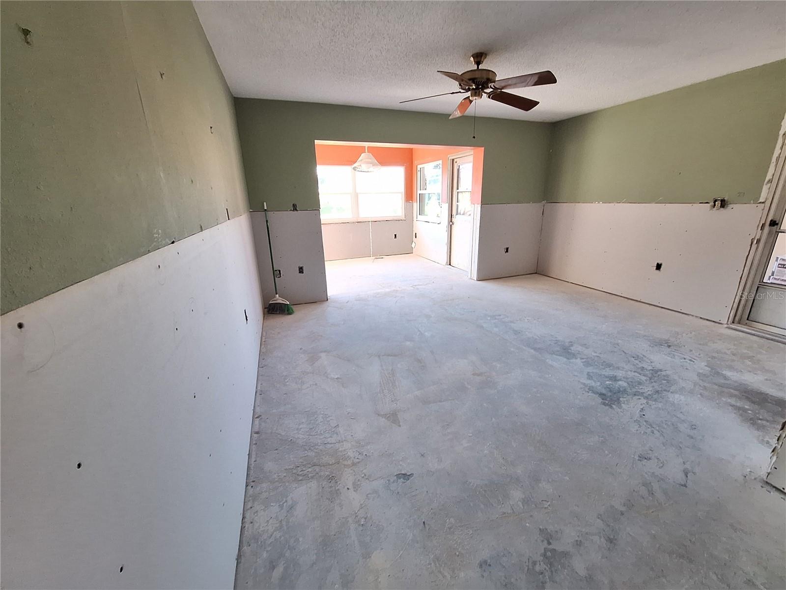 SPACIOUS LIVING ROOM