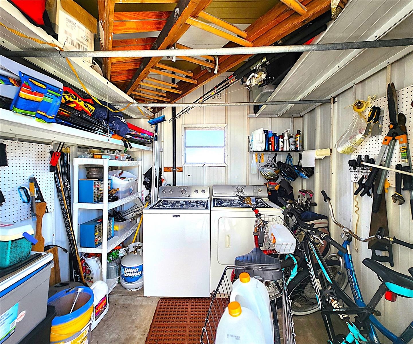 Shed: washer and dryer included, bicycles, turnk-key