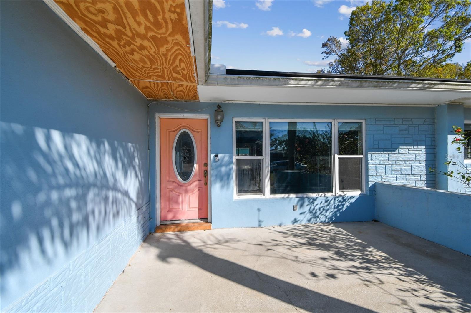 ENTRACE DOOR AND FRONT PATIO