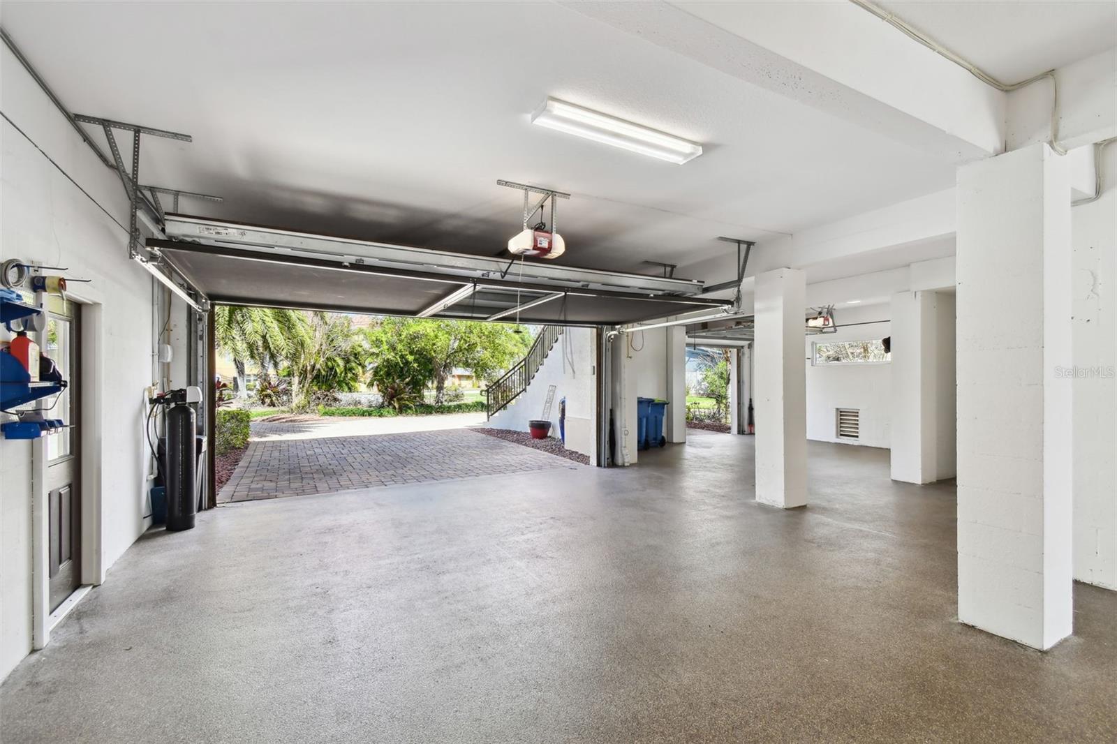 Fits 5-6 Cars & offers extra entertainment area