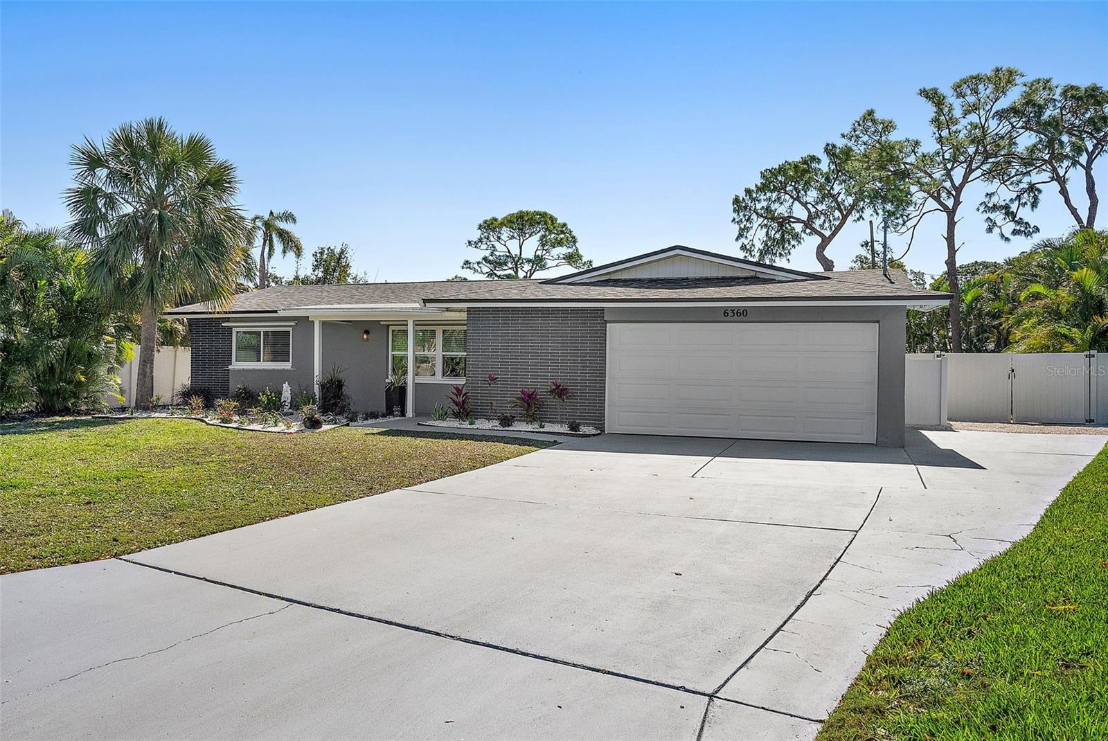 Oversized driveway and double gate for RV / Boat parking.