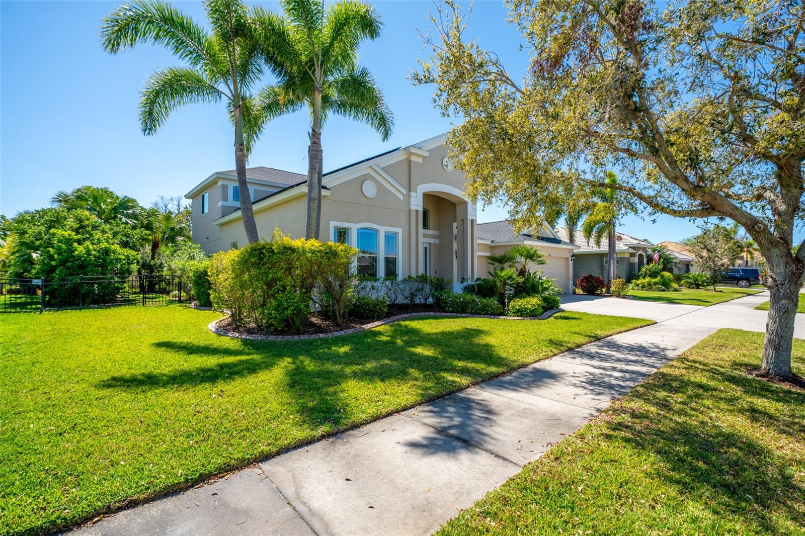 VERY WELL GROOMED FRONT/SIDE YARD