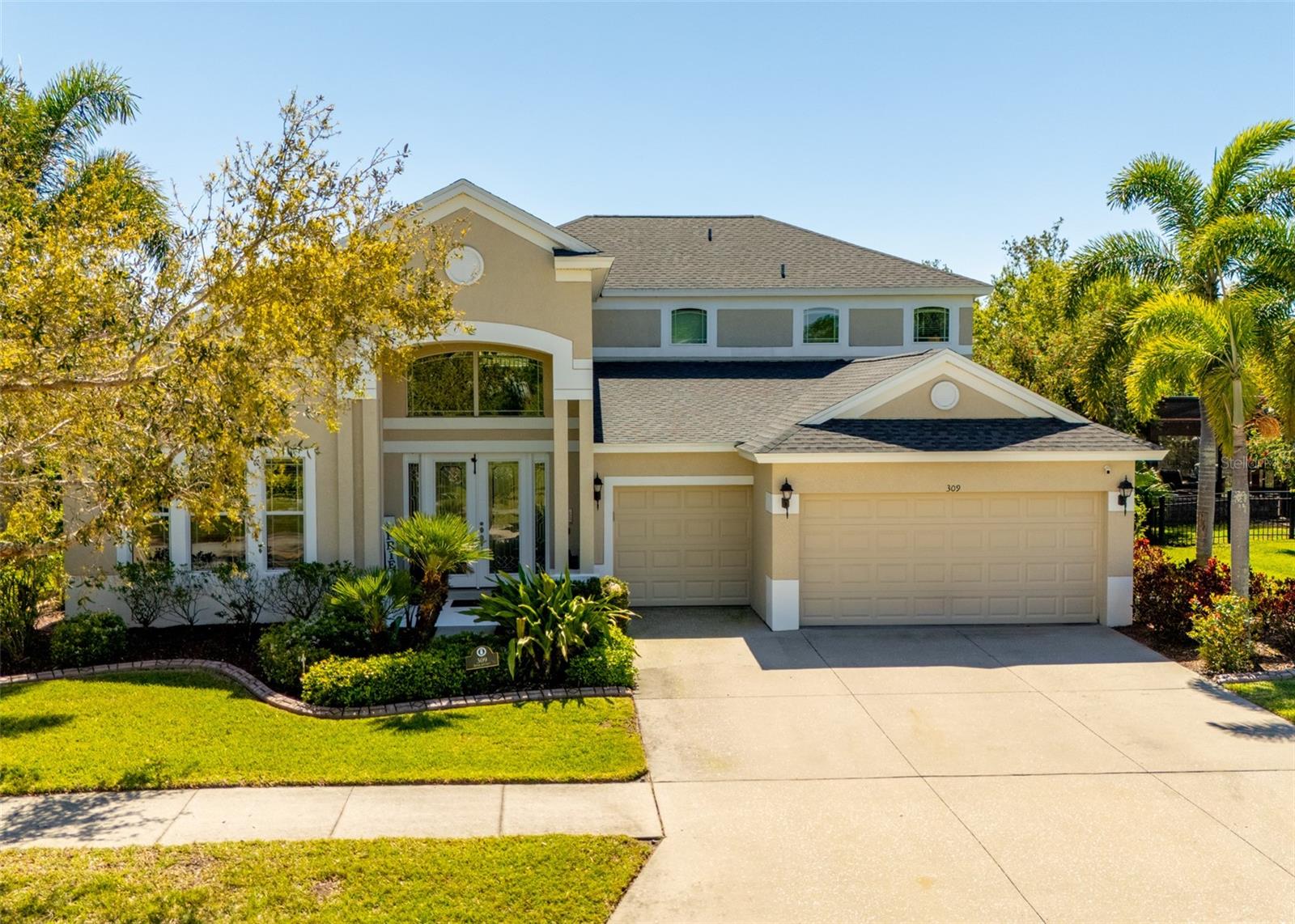 EXTENSIVE DRIVEWAY, YOU CAN PARK 3 CARS EASILY