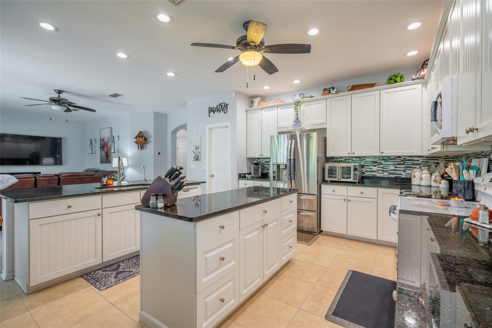 DECORATIVE BACKSPLASH, SO MANY CABINETS & PLENTY OF COUNTER SPACE