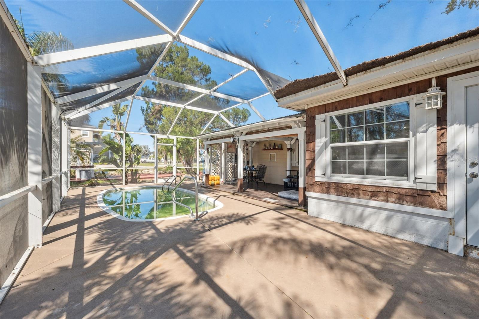 Screened pool cage