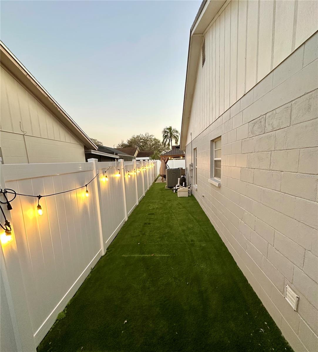 Side yard - artificial turf - great for pets or kids play area