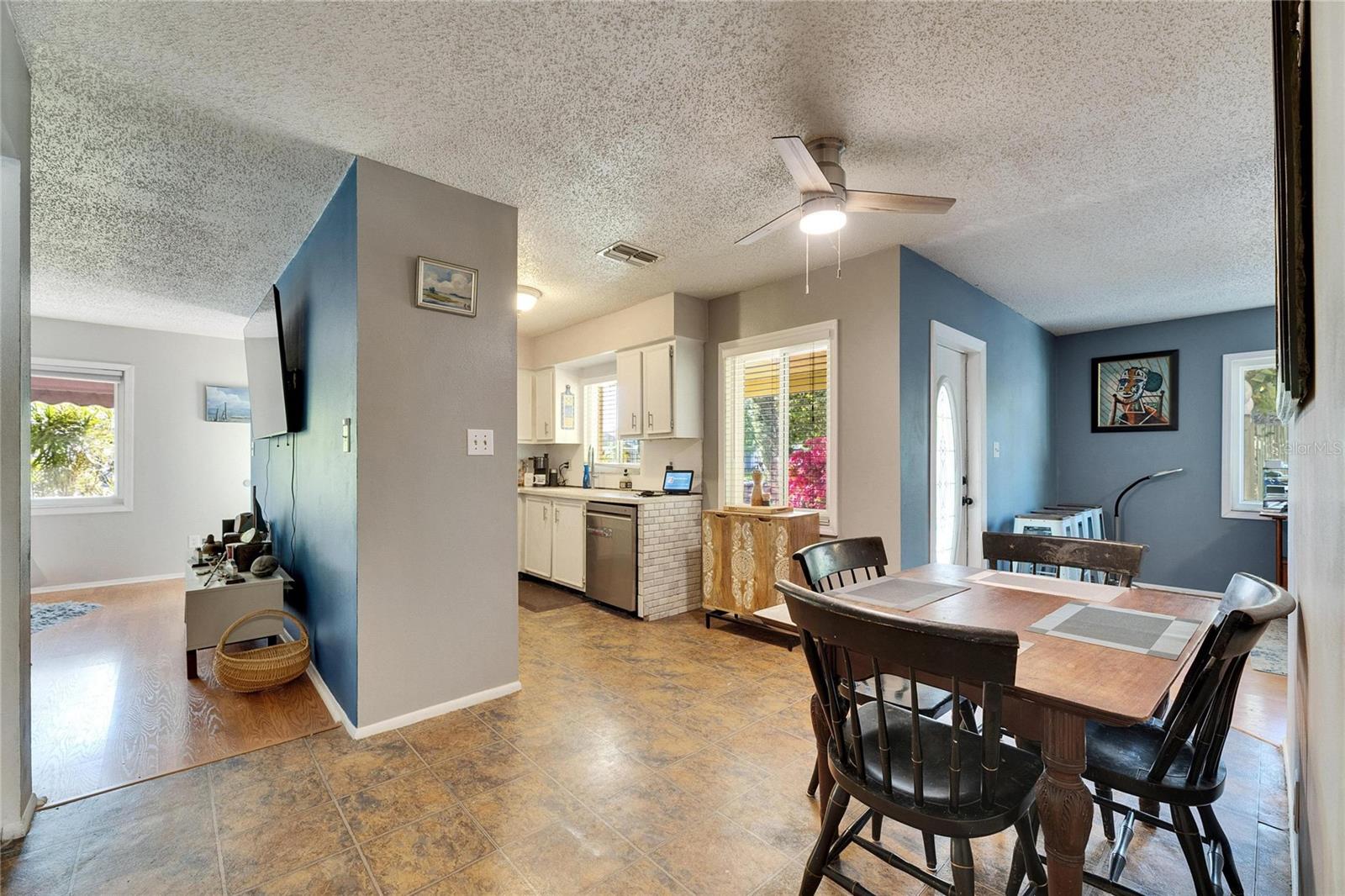 Dining Area & Kitchen