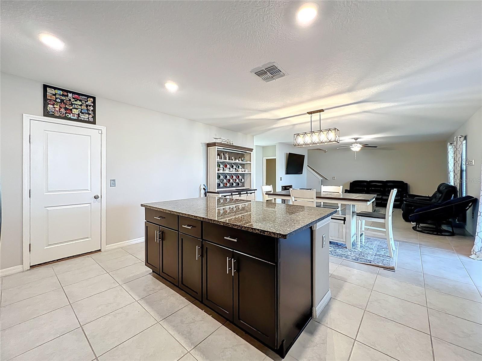 KITCHEN ISLAND TO HOST GUEST DINNERS AND PERFECT FOR GATHERINGS