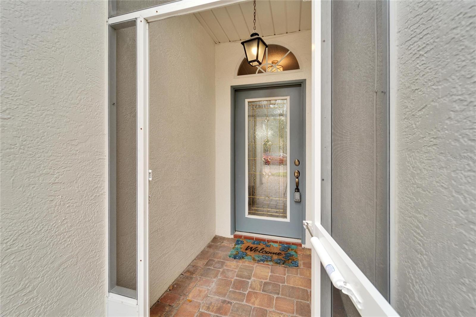 Screened Entry/ Decorative Glass Door