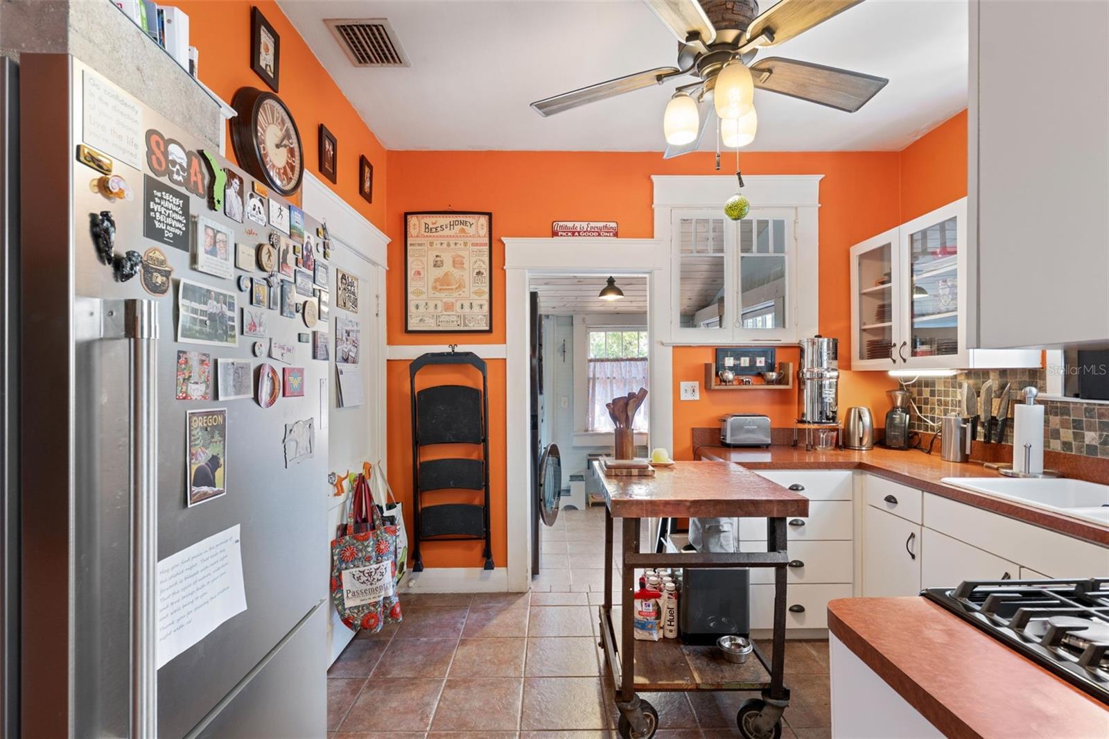 Cozy but charming and efficient kitchen.