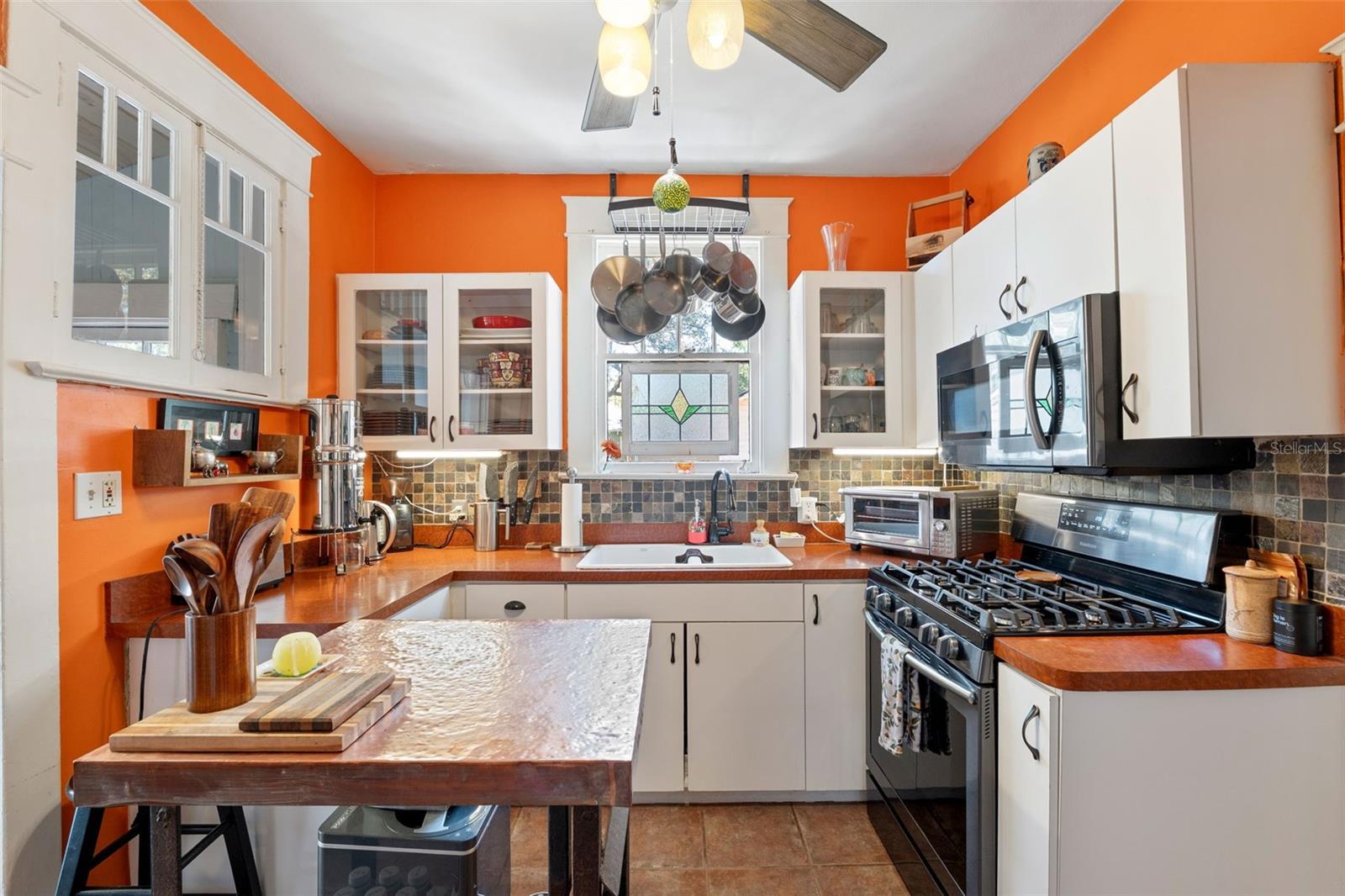 Cozy but charming and efficient kitchen.